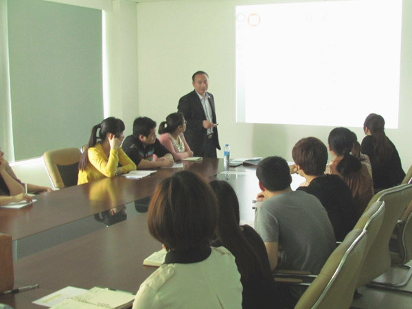 2013年4月24日，正睿老師對佳樂公司進行倉儲管理的培訓(xùn)