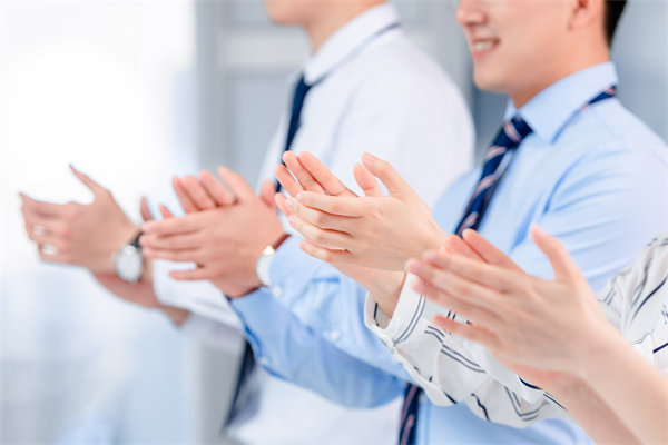 面對人才流失問題，企業(yè)應如何改進人力資源策略？