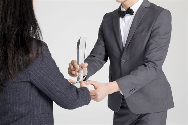 績效管理中，如何激勵優(yōu)秀員工，又幫助其提升？