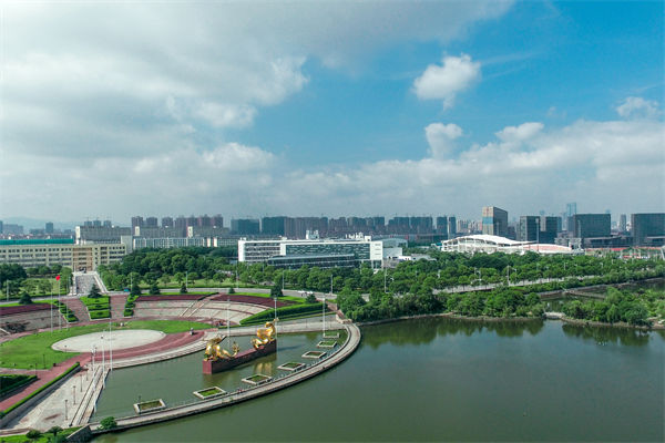 南昌戰(zhàn)略咨詢公司如何為企業(yè)定制長遠(yuǎn)發(fā)展規(guī)劃？